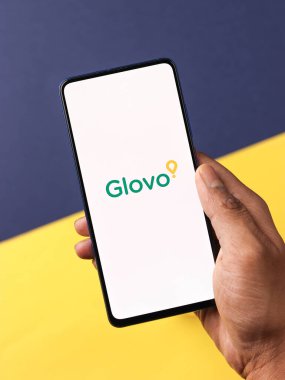 Assam, Hindistan - 19 Nisan 2021: Telefon ekranında Glovo logosu.
