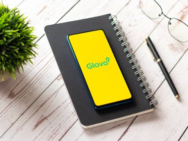 Assam, Hindistan - 19 Nisan 2021: Telefon ekranında Glovo logosu.