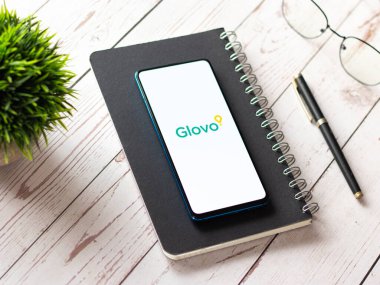 Assam, Hindistan - 19 Nisan 2021: Telefon ekranında Glovo logosu.
