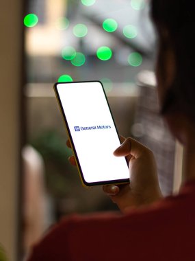 Assam, Hindistan - 15 Kasım 2020: Telefon ekranındaki genel motor logosu.