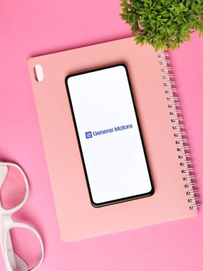 Assam, Hindistan - 15 Kasım 2020: Telefon ekranındaki genel motor logosu.