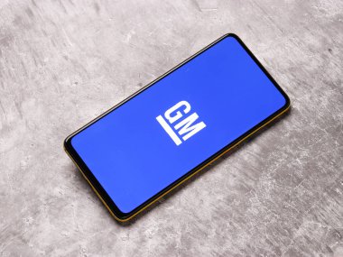 Assam, Hindistan - 15 Kasım 2020: Telefon ekranındaki genel motor logosu.