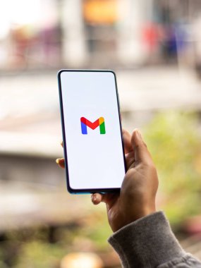 Assam, Hindistan - 31 Ocak 2021: Telefon ekranında Gmail logosu.