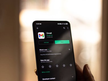 Assam, Hindistan - 31 Ocak 2021: Telefon ekranında Gmail logosu.