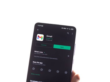 Assam, Hindistan - 31 Ocak 2021: Telefon ekranında Gmail logosu.