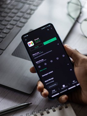 Assam, Hindistan - 31 Ocak 2021: Telefon ekranında Gmail logosu.