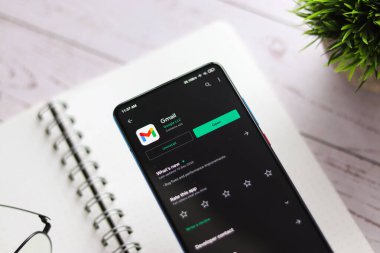 Assam, Hindistan - 31 Ocak 2021: Telefon ekranında Gmail logosu.