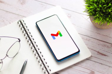 Assam, Hindistan - 31 Ocak 2021: Telefon ekranında Gmail logosu.