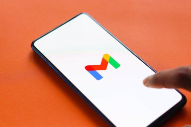 Assam, Hindistan - 31 Ocak 2021: Telefon ekranında Gmail logosu.