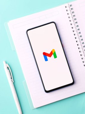 Assam, Hindistan - 31 Ocak 2021: Telefon ekranında Gmail logosu.