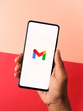 Assam, Hindistan - 31 Ocak 2021: Telefon ekranında Gmail logosu.