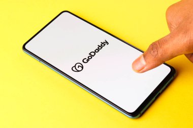 Assam, Hindistan - 10 Nisan 2021: Telefon ekranında GoDaddy logosu.