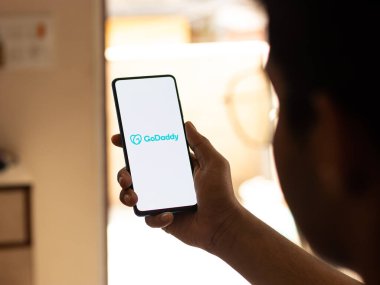 Assam, Hindistan - 10 Nisan 2021: Telefon ekranında GoDaddy logosu.