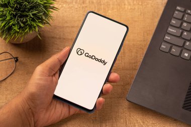 Assam, Hindistan - 10 Nisan 2021: Telefon ekranında GoDaddy logosu.