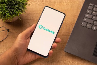 Assam, Hindistan - 10 Nisan 2021: Telefon ekranında GoDaddy logosu.
