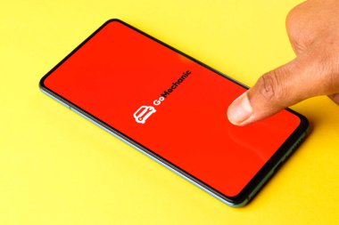 Assam, Hindistan - 10 Nisan 2021: Telefon ekranında GoMechanic logosu.