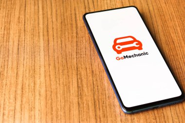 Assam, Hindistan - 10 Nisan 2021: Telefon ekranında GoMechanic logosu.