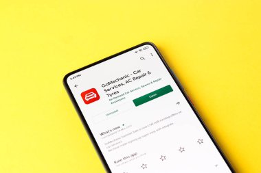 Assam, Hindistan - 10 Nisan 2021: Telefon ekranında GoMechanic logosu.