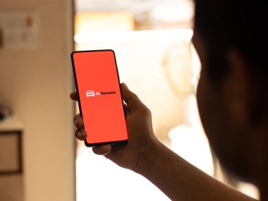 Assam, Hindistan - 10 Nisan 2021: Telefon ekranında GoMechanic logosu.