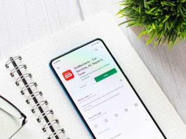 Assam, Hindistan - 10 Nisan 2021: Telefon ekranında GoMechanic logosu.