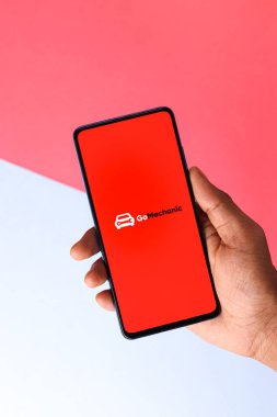Assam, Hindistan - 10 Nisan 2021: Telefon ekranında GoMechanic logosu.