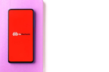 Assam, Hindistan - 10 Nisan 2021: Telefon ekranında GoMechanic logosu.