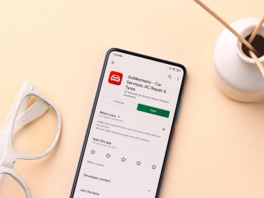 Assam, Hindistan - 10 Nisan 2021: Telefon ekranında GoMechanic logosu.