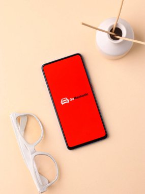 Assam, Hindistan - 10 Nisan 2021: Telefon ekranında GoMechanic logosu.