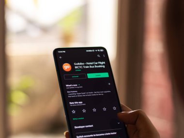 Assam, Hindistan - 22 Ağustos 2020: Telefon ekranında Goibibo logosu.