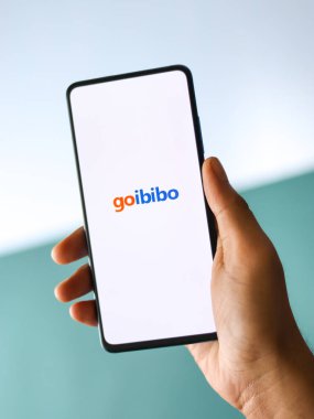 Assam, Hindistan - 22 Ağustos 2020: Telefon ekranında Goibibo logosu.