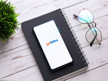 Assam, Hindistan - 22 Ağustos 2020: Telefon ekranında Goibibo logosu.