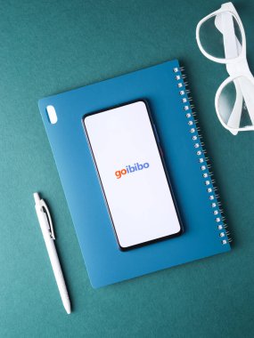 Assam, Hindistan - 22 Ağustos 2020: Telefon ekranında Goibibo logosu.