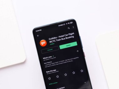 Assam, Hindistan - 22 Ağustos 2020: Telefon ekranında Goibibo logosu.