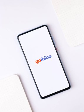 Assam, Hindistan - 22 Ağustos 2020: Telefon ekranında Goibibo logosu.