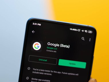Batı Bangal, Hindistan - 28 Eylül 2021: Telefon ekranında Google logosu.