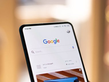 Batı Bangal, Hindistan - 28 Eylül 2021: Telefon ekranında Google logosu.