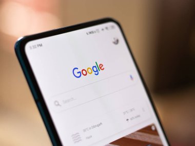 Batı Bangal, Hindistan - 28 Eylül 2021: Telefon ekranında Google logosu.