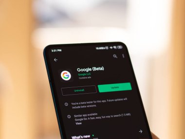 Batı Bangal, Hindistan - 28 Eylül 2021: Telefon ekranında Google logosu.