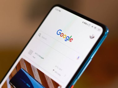 Batı Bangal, Hindistan - 28 Eylül 2021: Telefon ekranında Google logosu.
