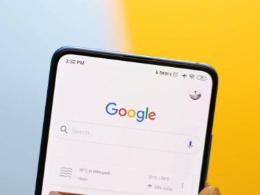 Batı Bangal, Hindistan - 28 Eylül 2021: Telefon ekranında Google logosu.