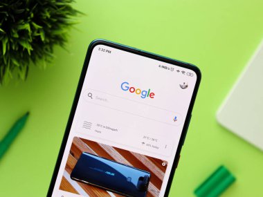 Batı Bangal, Hindistan - 28 Eylül 2021: Telefon ekranında Google logosu.