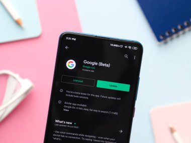 Batı Bangal, Hindistan - 28 Eylül 2021: Telefon ekranında Google logosu.