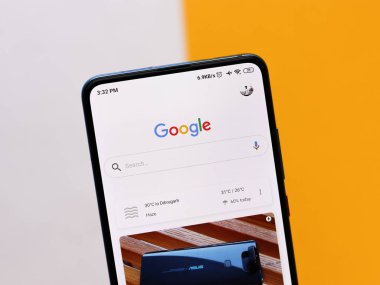 Batı Bangal, Hindistan - 28 Eylül 2021: Telefon ekranında Google logosu.
