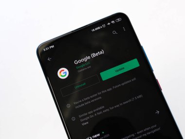 Batı Bangal, Hindistan - 28 Eylül 2021: Telefon ekranında Google logosu.