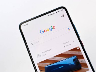 Batı Bangal, Hindistan - 28 Eylül 2021: Telefon ekranında Google logosu.