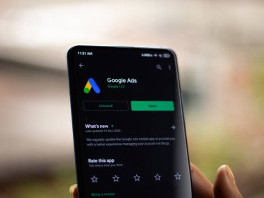 Assam, Hindistan - 31 Ocak 2021: Telefon ekranı görüntüsünde Google Reklamları logosu.