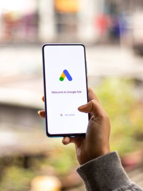 Assam, Hindistan - 31 Ocak 2021: Telefon ekranı görüntüsünde Google Reklamları logosu.