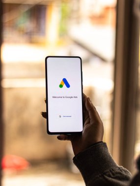 Assam, Hindistan - 31 Ocak 2021: Telefon ekranı görüntüsünde Google Reklamları logosu.