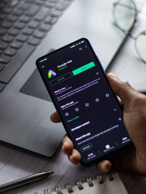Assam, Hindistan - 31 Ocak 2021: Telefon ekranı görüntüsünde Google Reklamları logosu.
