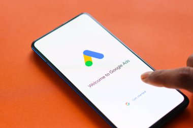 Assam, Hindistan - 31 Ocak 2021: Telefon ekranı görüntüsünde Google Reklamları logosu.